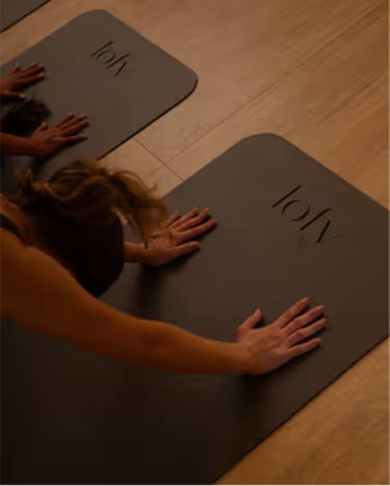 Aula coletiva de yoga sobre tapetes Lofy