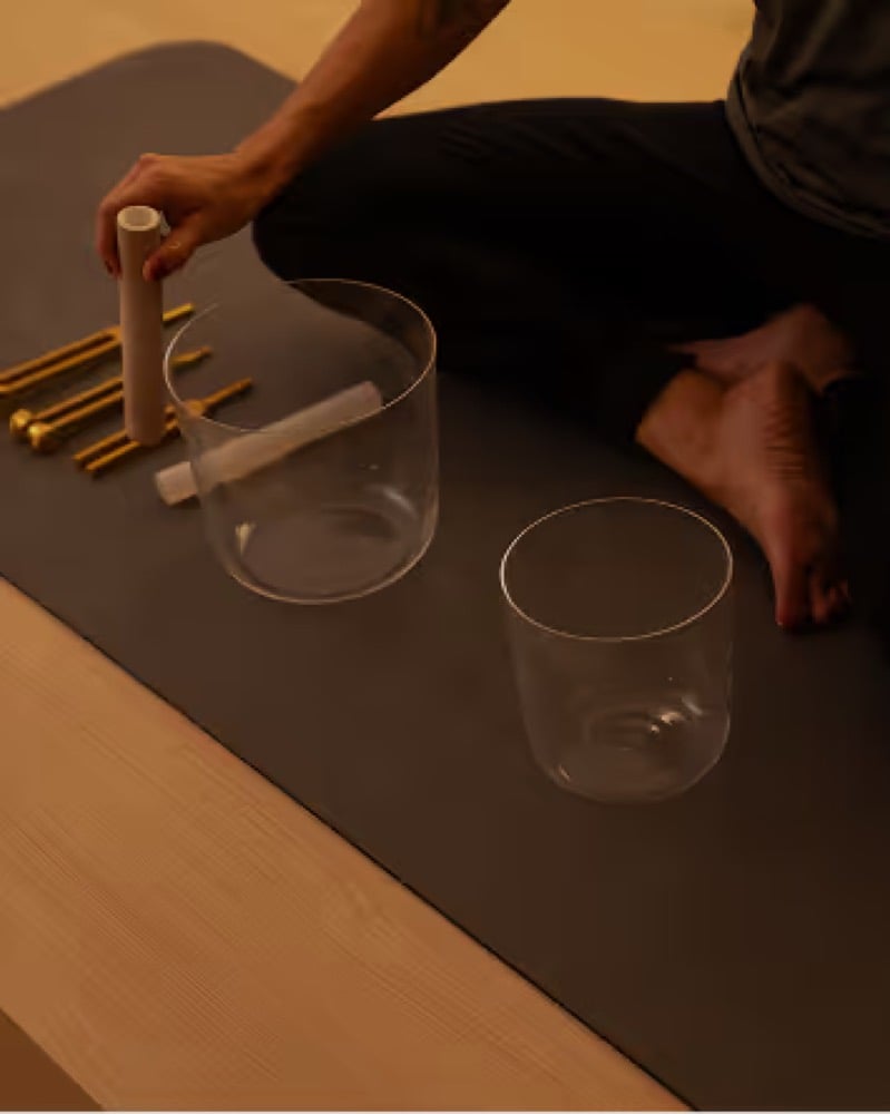 Taças de cristal usadas em uma vivência de sound healing na Lofy